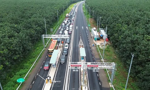 Kẹt xe trên cao tốc Phan Thiết - Dầu Giây đoạn qua trạm thu phí. Ảnh: Hà Anh Chiến