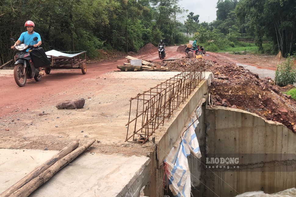Dự án chậm tiến độ khiến việc đi lại của người dân mùa mưa lũ gặp khó khăn. Ảnh: Việt Bắc