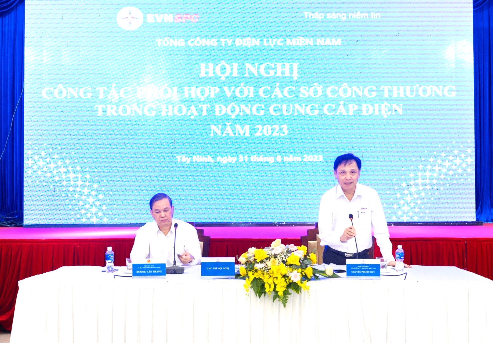 Ông Dương Văn Thắng - Phó Chủ tịch UBND tỉnh Tây Ninh (bên trái) và ông Nguyễn Phước Đức - Tổng Giám đốc EVNSPC (bên phải) - cùng chủ trì hội nghị. Ảnh: EVNSPC cung cấp.