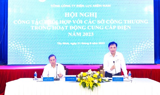 Ông Dương Văn Thắng - Phó Chủ tịch UBND tỉnh Tây Ninh (bên trái) và ông Nguyễn Phước Đức - Tổng Giám đốc EVNSPC (bên phải) - cùng chủ trì hội nghị. Ảnh: EVNSPC cung cấp.