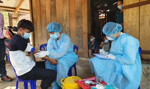 Lực lượng y tế tỉnh Đắk Lắk tiêm vaccine 5 trong 1 phòng bệnh cho trẻ em trên địa bàn. Ảnh: Bảo Trung
