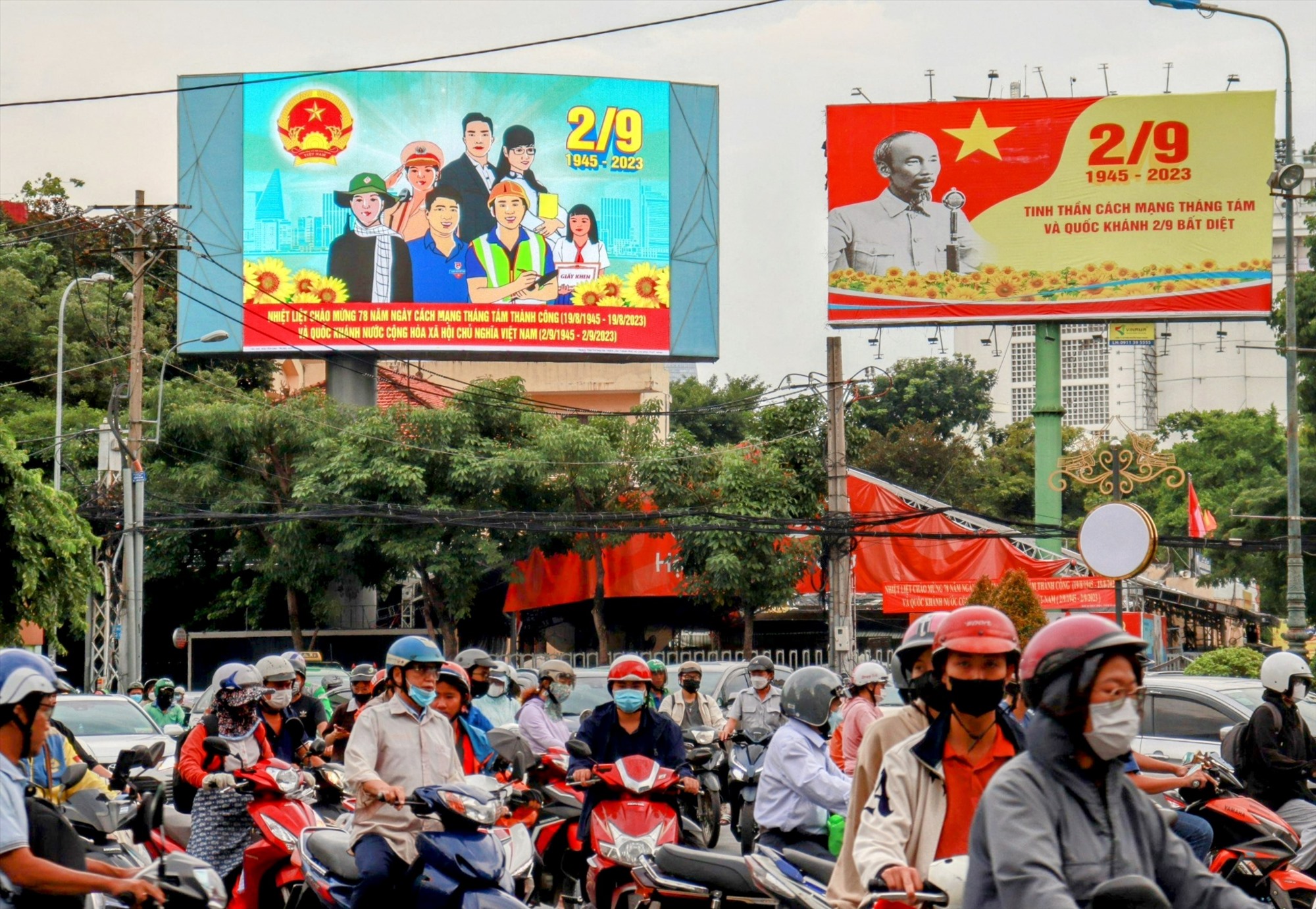   Trên các tuyến đường trung tâm TPHCM như Nguyễn Thị Minh Khai, Đồng Khởi, Lê Duẩn, Nguyễn Huệ,…được trang hoàng cờ hoa, pano tuyên truyền cổ động để chào mừng 78 năm Quốc khánh 2.9.