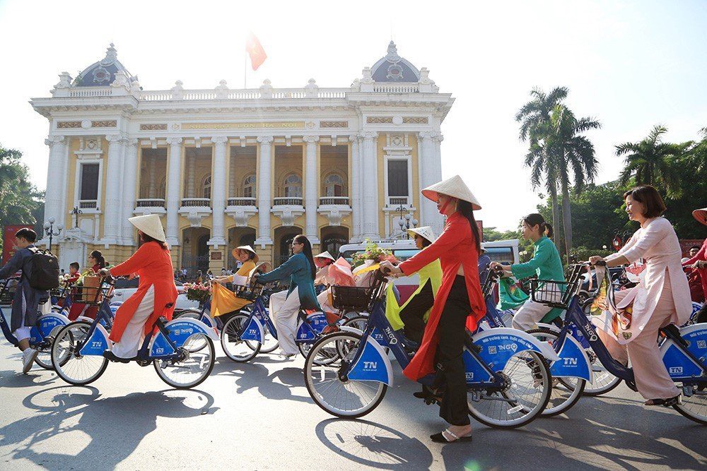 Khu vực Nhà hát Lớn là điểm cuối cùng trong hành trình diễu hành quảng bá điểm du lịch Hà Nội của đoàn. Ảnh: Hải Nguyễn