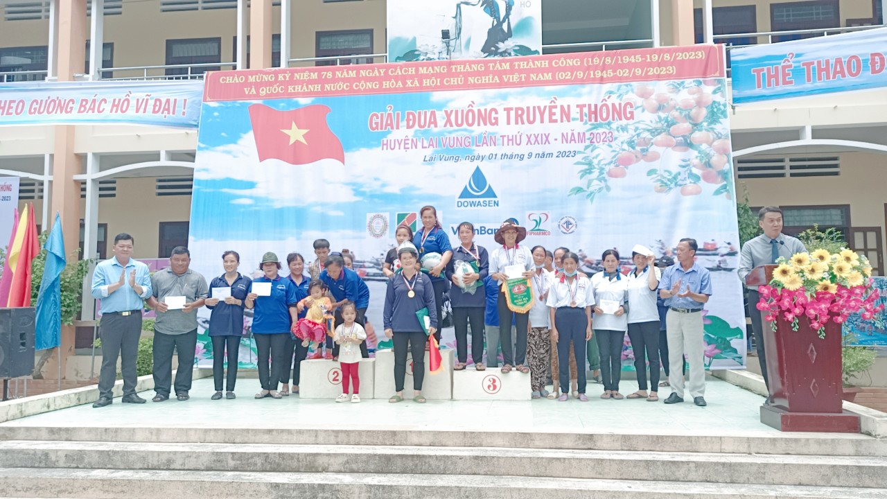 Ban tổ chức trao các giải nhất, nhì, ba cho các xuồng đua xuất sắc giành chiến thắng tại giải đua xuồng truyền thống huyện Lai Vung lần thứ 29. Ảnh: Hoàng Lộc