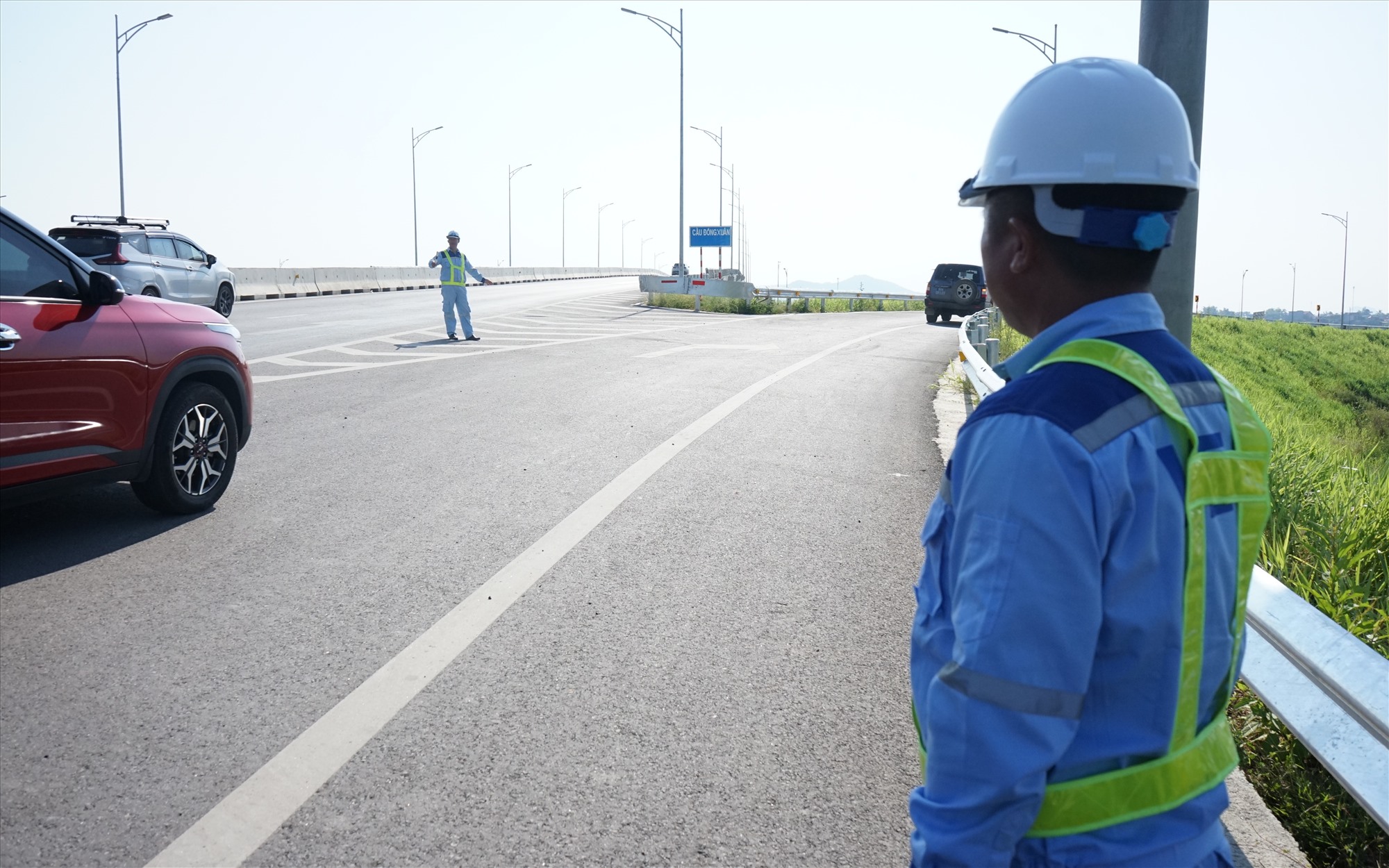 Lực lượng chức năng hướng dẫn các phương tiện di chuyển ra vào ở nút giao Đông Xuân (huyện Đông Sơn, tỉnh Thanh Hóa). Ảnh: Quách Du