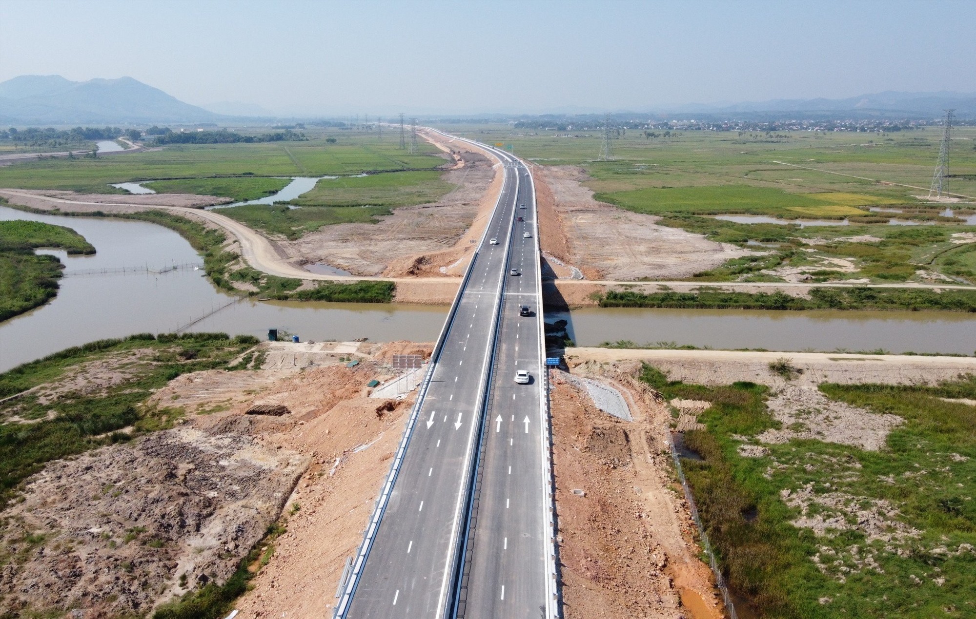 Theo đó vào ngày 1.9, tuyến cao tốc Quốc lộ 45 - Nghi Sơn và Nghi Sơn - Diễn Châu chính thức thông xe, giúp nhiều phương tiện di chuyển dễ dàng trên cung đường từ Hạ Nội về tỉnh Thanh Hóa, Nghệ An và các tỉnh phía Nam. Ảnh: Quách Du
