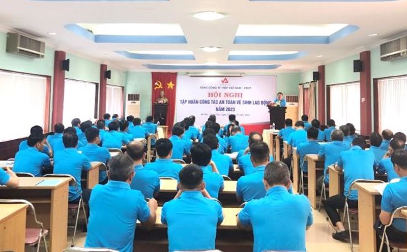 Các học viên tham gia lớp tập huấn về an toàn vệ sinh lao động. Ảnh: Hà Minh