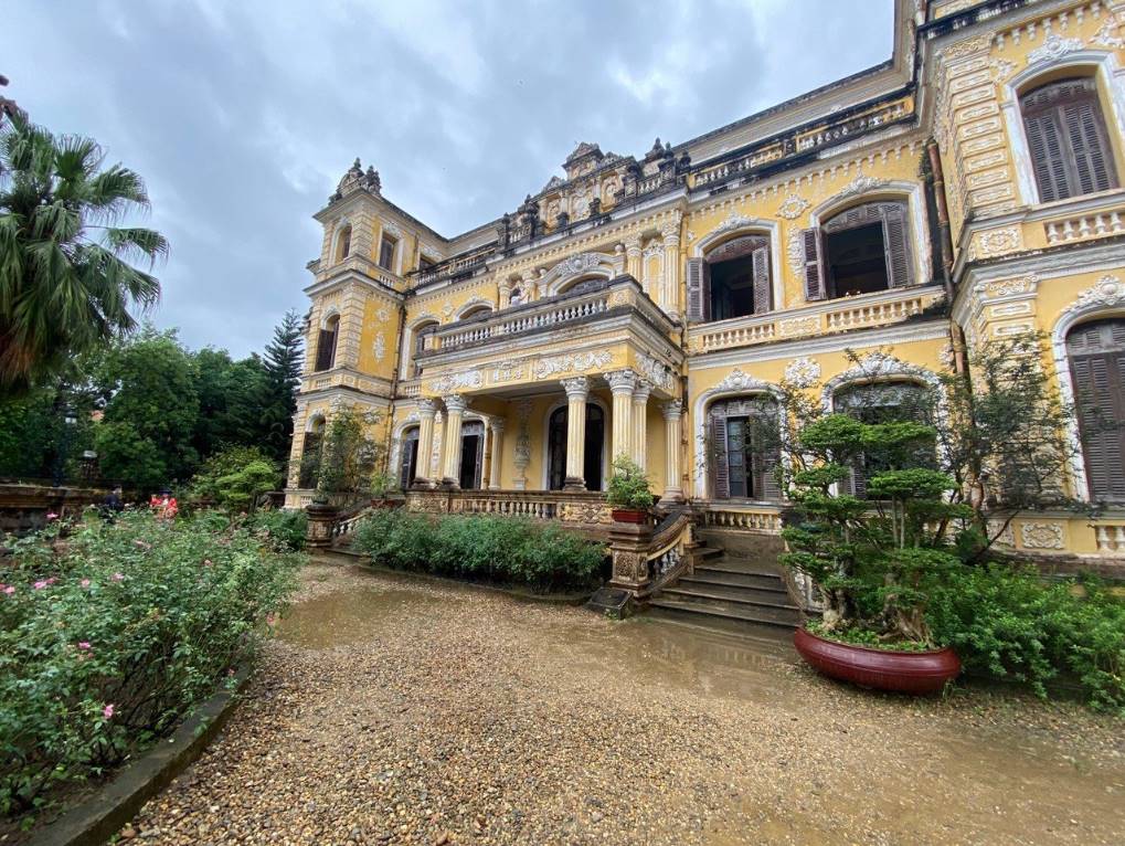 Cung An Định là địa điểm hút giới trẻ đến check in ở Huế.