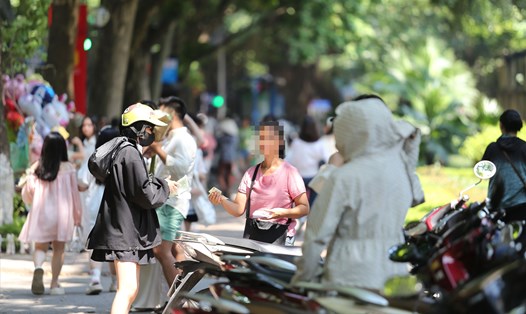 Điểm giữ xe tự phát ngang nhiên "mọc" trên phố Phan Đình Phùng. Ảnh: Vĩnh Hoàng
