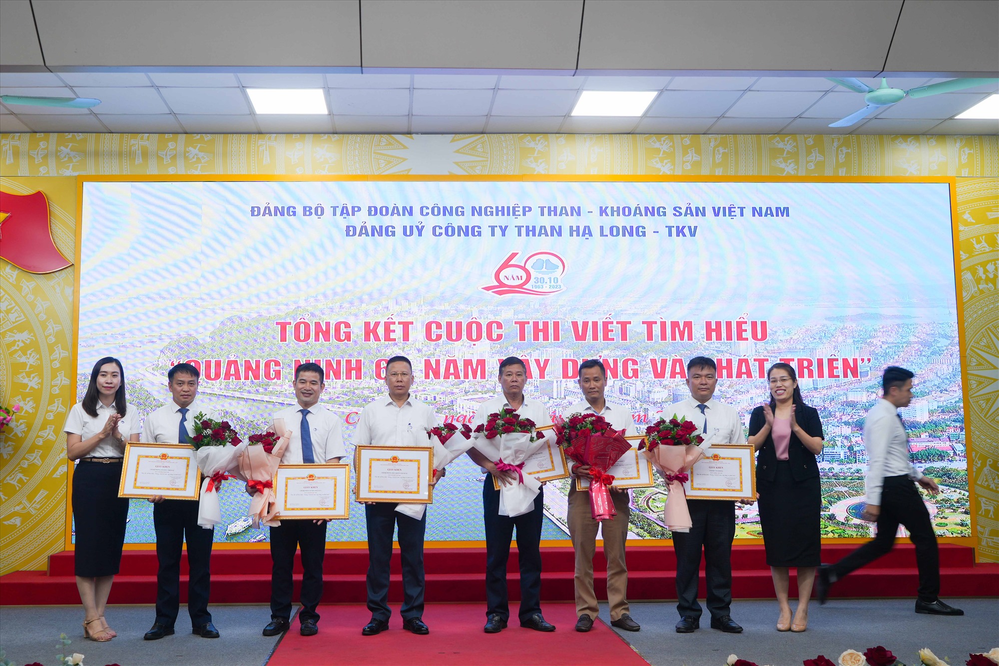 Than Hạ Long trao giải cuộc thi viết tìm hiểu “Quảng Ninh 60 năm xây dựng và phát triển” cấp Công ty. Ảnh: Huy Du. 