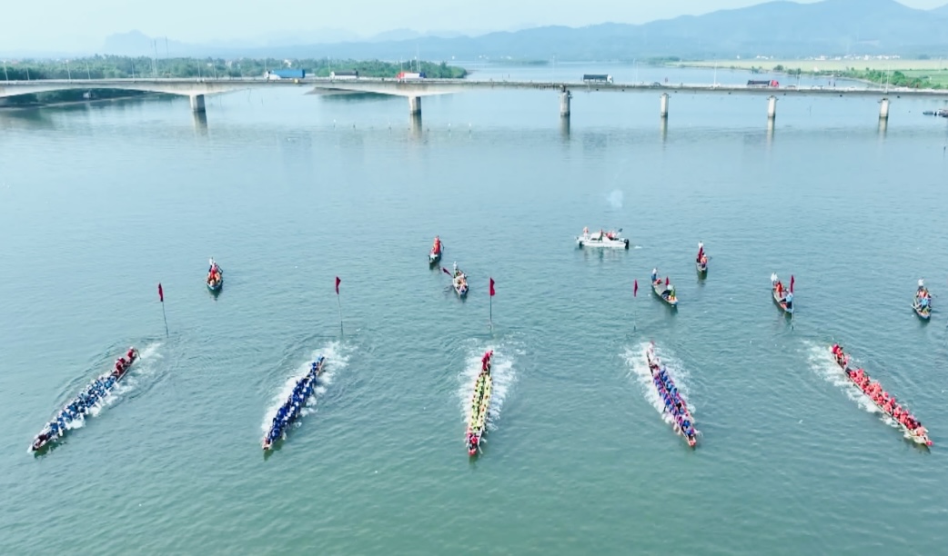 Dòng sông Nhật Lệ sống động trong lễ hội đua thuyền truyền thống đã tồn tại hơn 500 năm nay. Ảnh: Lê Phi Long