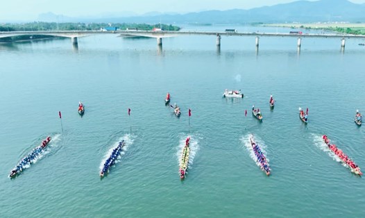 Dòng sông Nhật Lệ sống động trong lễ hội đua thuyền truyền thống đã tồn tại hơn 500 năm nay. Ảnh: Lê Phi Long