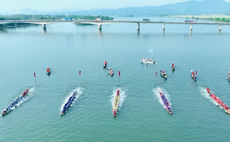 Dòng sông Nhật Lệ sống động trong lễ hội đua thuyền truyền thống đã tồn tại hơn 500 năm nay. Ảnh: Lê Phi Long