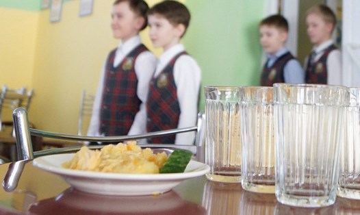 Một bữa ăn nóng miễn phí được cung cấp cho tất cả học sinh Nga từ lớp 1 đến lớp 4. Ảnh chụp màn hình