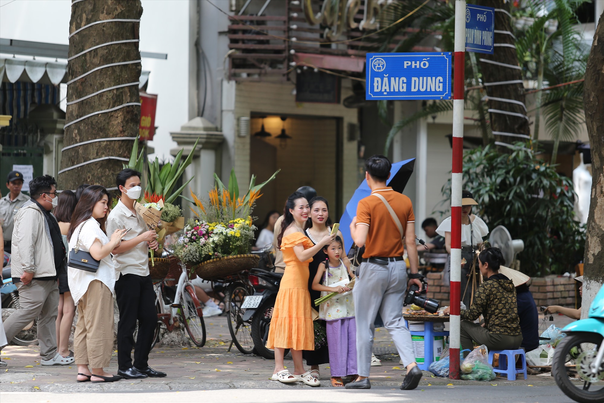 Các “nàng thơ” chen chân chụp ảnh tại phố Phan Đình Phùng. Ảnh: Vĩnh Hoàng