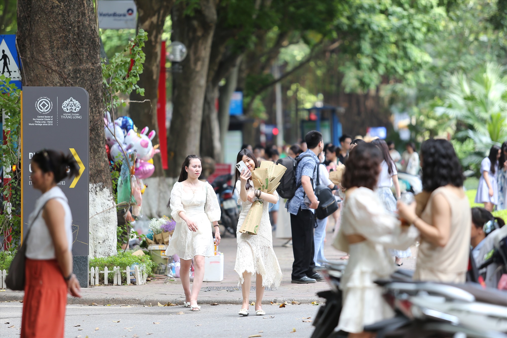 Con phố Phan Đình Phùng tấp nập người đến chụp ảnh trong ngày đầu nghỉ lễ. Ảnh: Vĩnh Hoàng