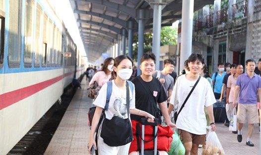 Lượng hành khách xuống ga Vinh tăng đột biến trong ngày 1.9. Ảnh: Quang Đại