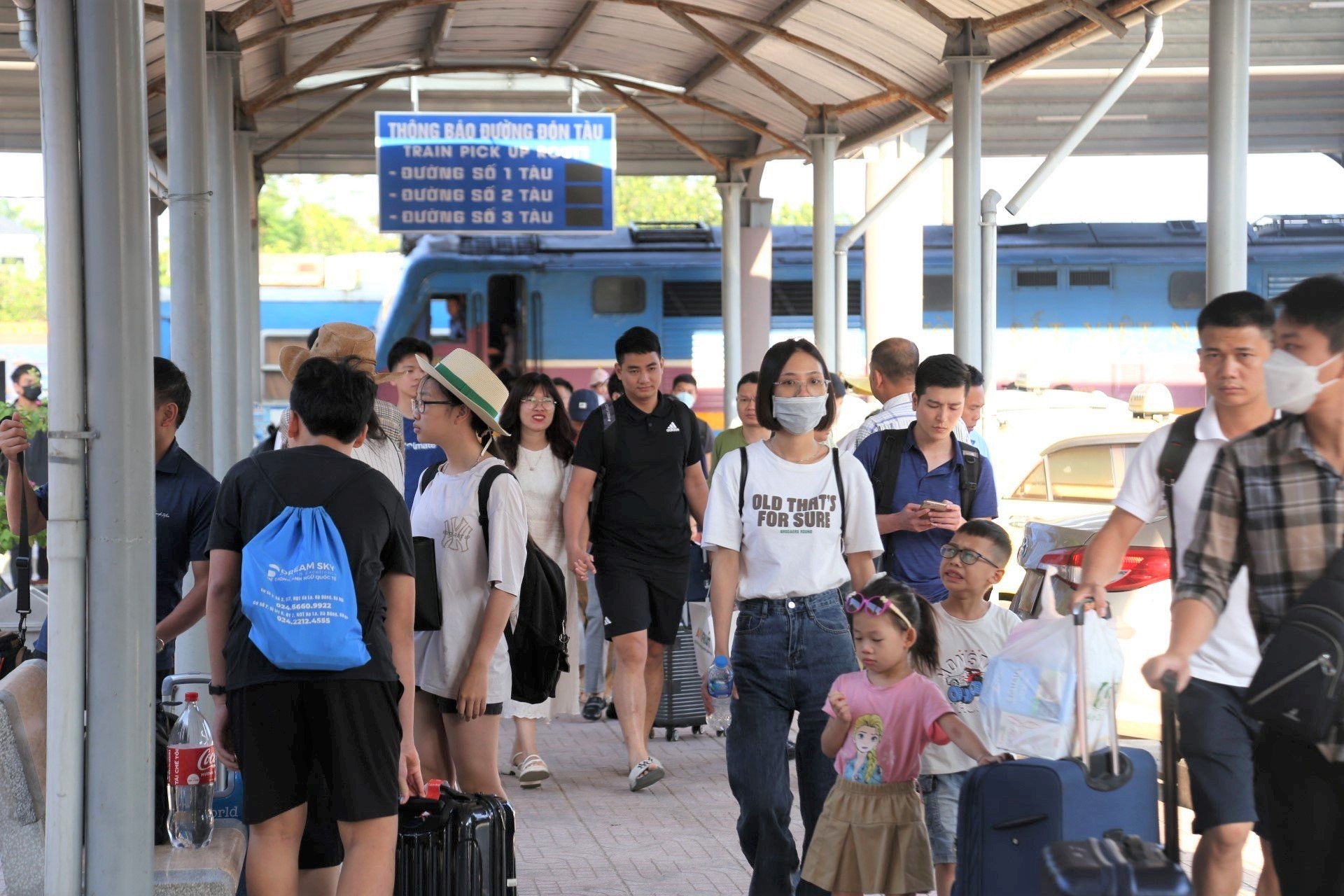 Rất nhiều người Nghệ An đi tàu về quê dịp 2.9, đồng thời cũng có nhiều du khách đến Nghệ An trong dịp này. Ảnh: Quang Đại