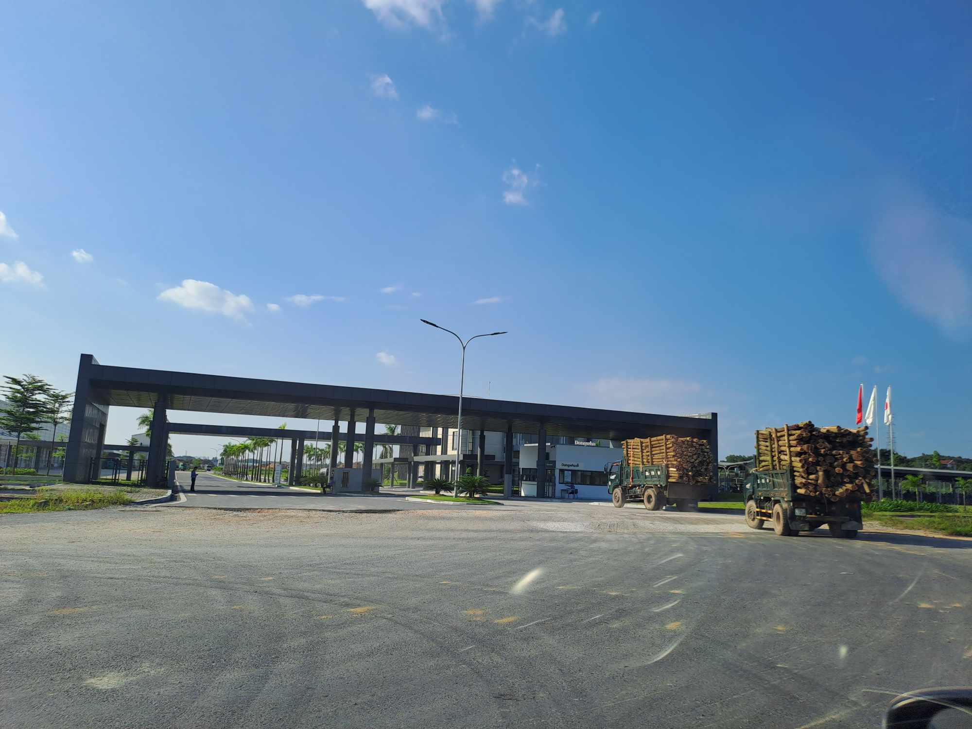 Xe chở nguyên liệu gỗ vào Công ty Cổ phần Dongwha Việt Nam. Ảnh: Minh Hạnh chụp chiều 30.8.2023