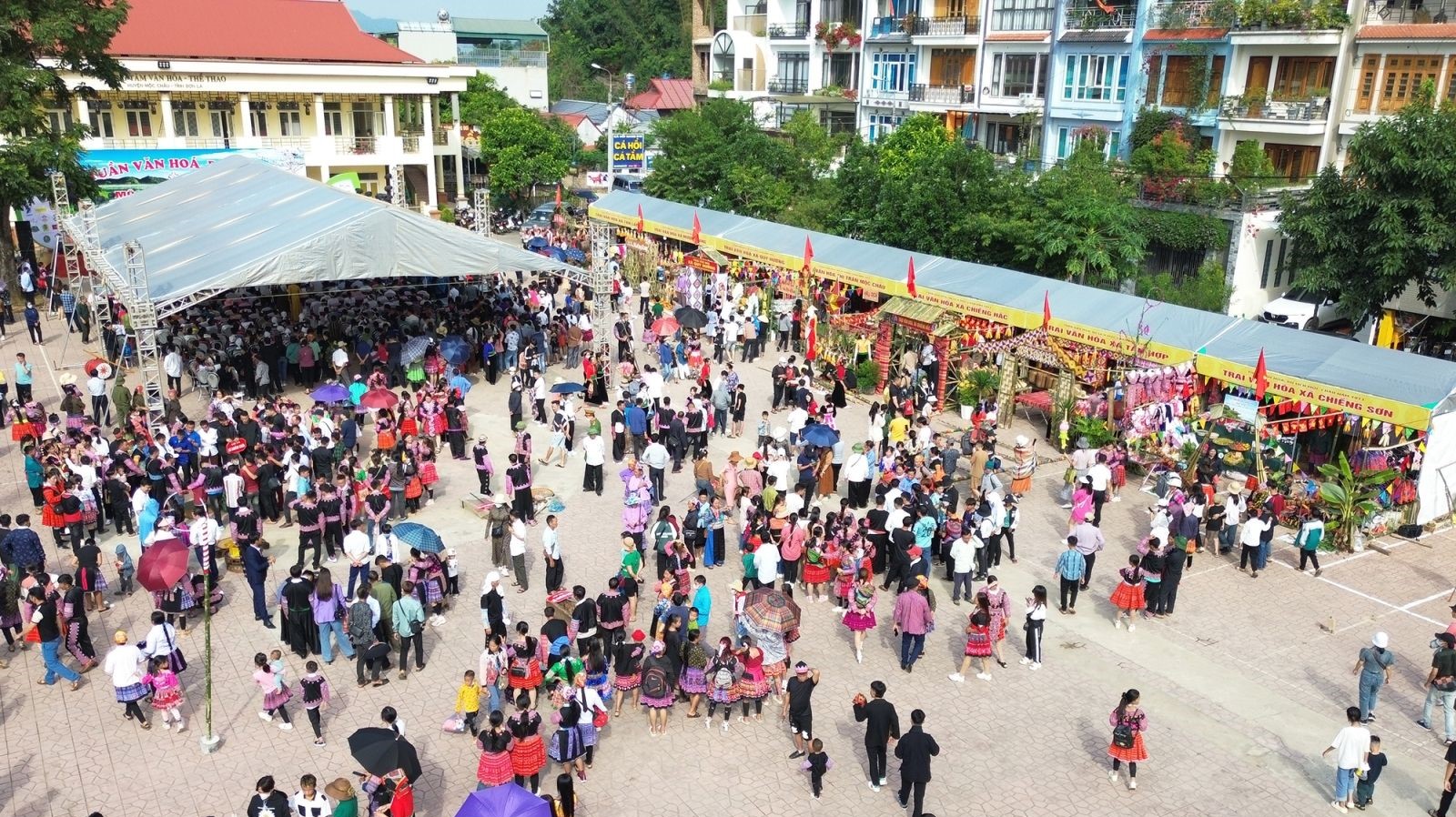 Người dân nô nức đổ về cao nguyên Mộc Châu. Ảnh: Duy Tùng