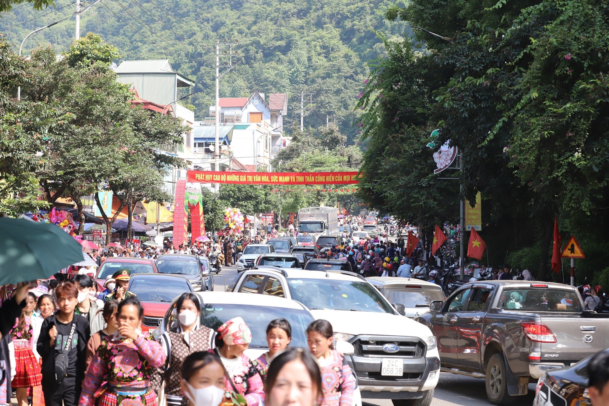 Hàng nghìn người đổ về cao nguyên Mộc Châu vui Tết Độc lập. Ảnh: Minh Nguyễn