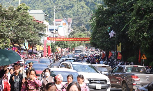 Hàng nghìn người đổ về cao nguyên Mộc Châu vui Tết Độc lập. Ảnh: Minh Nguyễn