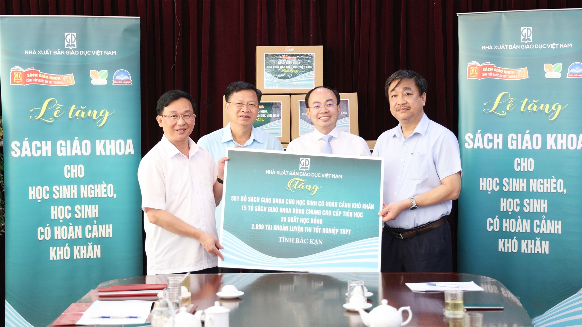 Lãnh đạo NXB Giáo dục Việt Nam trao tặng trên 100.000 bộ SGK cho học sinh nghèo, học sinh có hoàn cảnh khó khăn lớp 1, 2, 3, 4, 6, 7, 8, 10, 11 tại tất cả các tỉnh/thành phố trên toàn quốc.