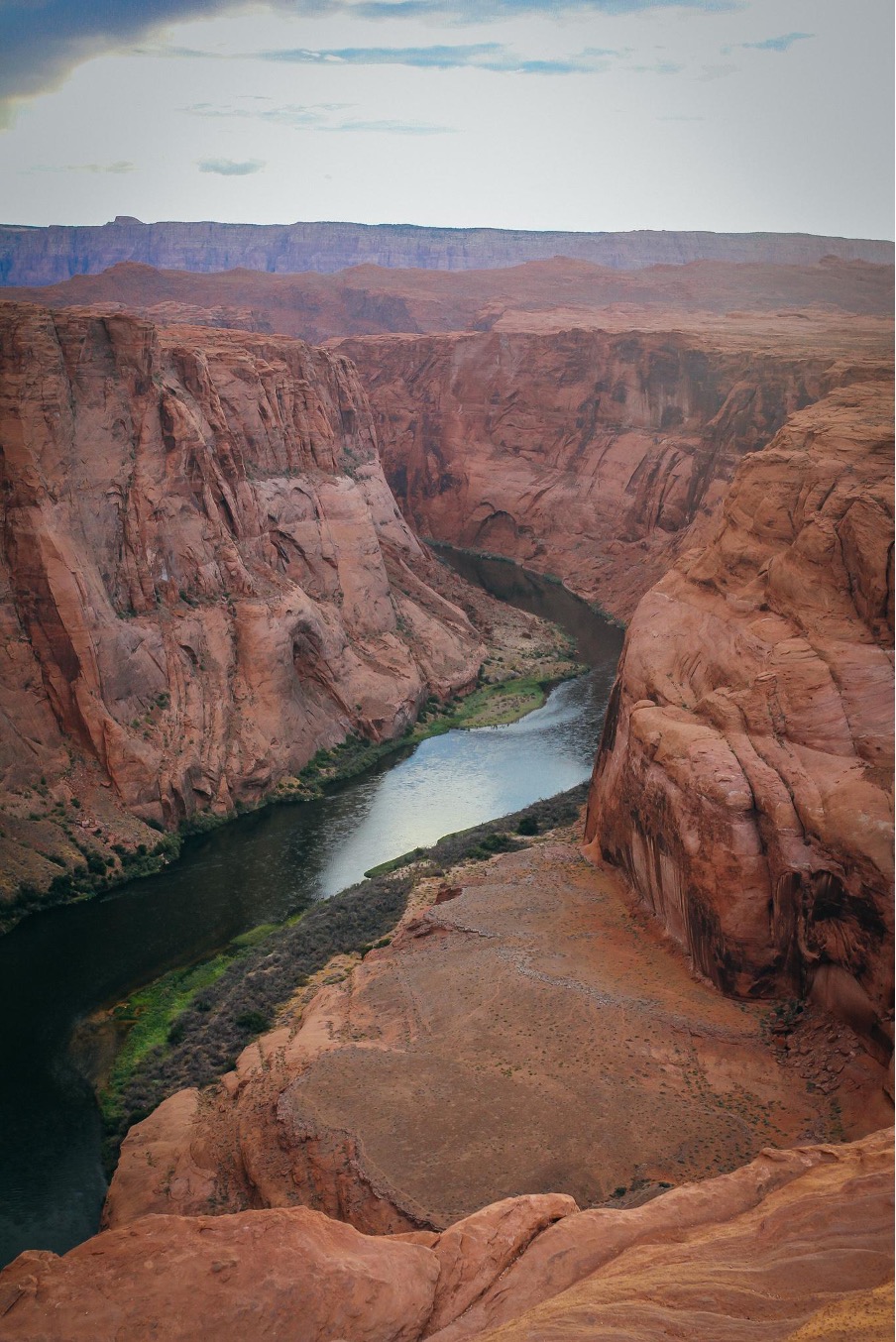 Con sông Colorado uốn lượn quanh những vách núi.