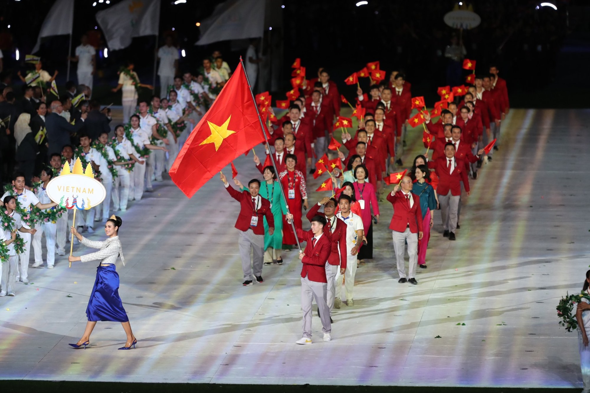 Huy Hoàng cầm cờ cho Đoàn thể thao Việt Nam tại SEA Games 32. Ảnh: Hữu Phạm