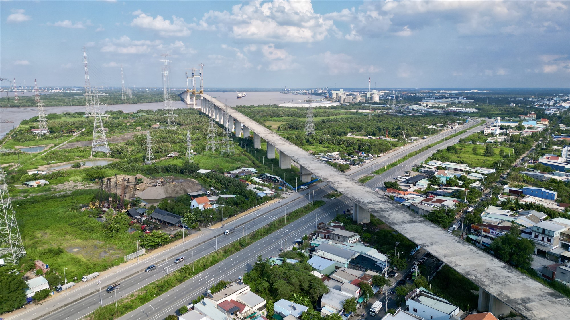Tuyến cao tốc Bến Lức - Long Thành đi qua huyện Nhà Bè có điểm cuối tại cầu Bình Khánh. Cầu này khởi công 8.2015, dài 2,76 km, nhịp chính dài 375 m bắc qua sông Soài Rạp, nối huyện Nhà Bè và Cần Giờ. Đây là một trong những công trình quan trọng nhất thuộc dự án.