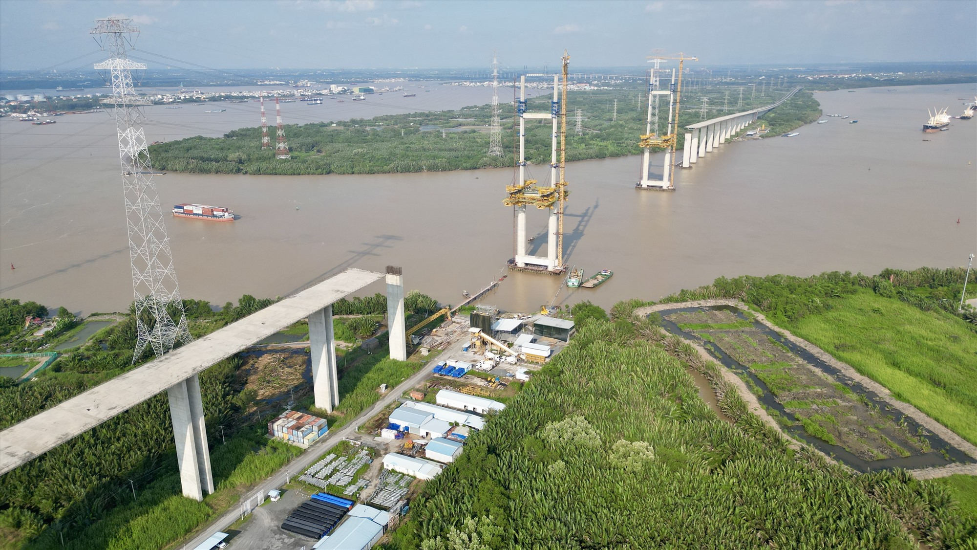 Tuyến cao tốc Bến Lức - Long Thành đi qua huyện Nhà Bè có điểm cuối tại cầu Bình Khánh. Cầu này khởi công 8.2015, dài 2,76 km, nhịp chính dài 375 m bắc qua sông Soài Rạp, nối huyện Nhà Bè và Cần Giờ. Đây là một trong những công trình quan trọng nhất thuộc dự án.