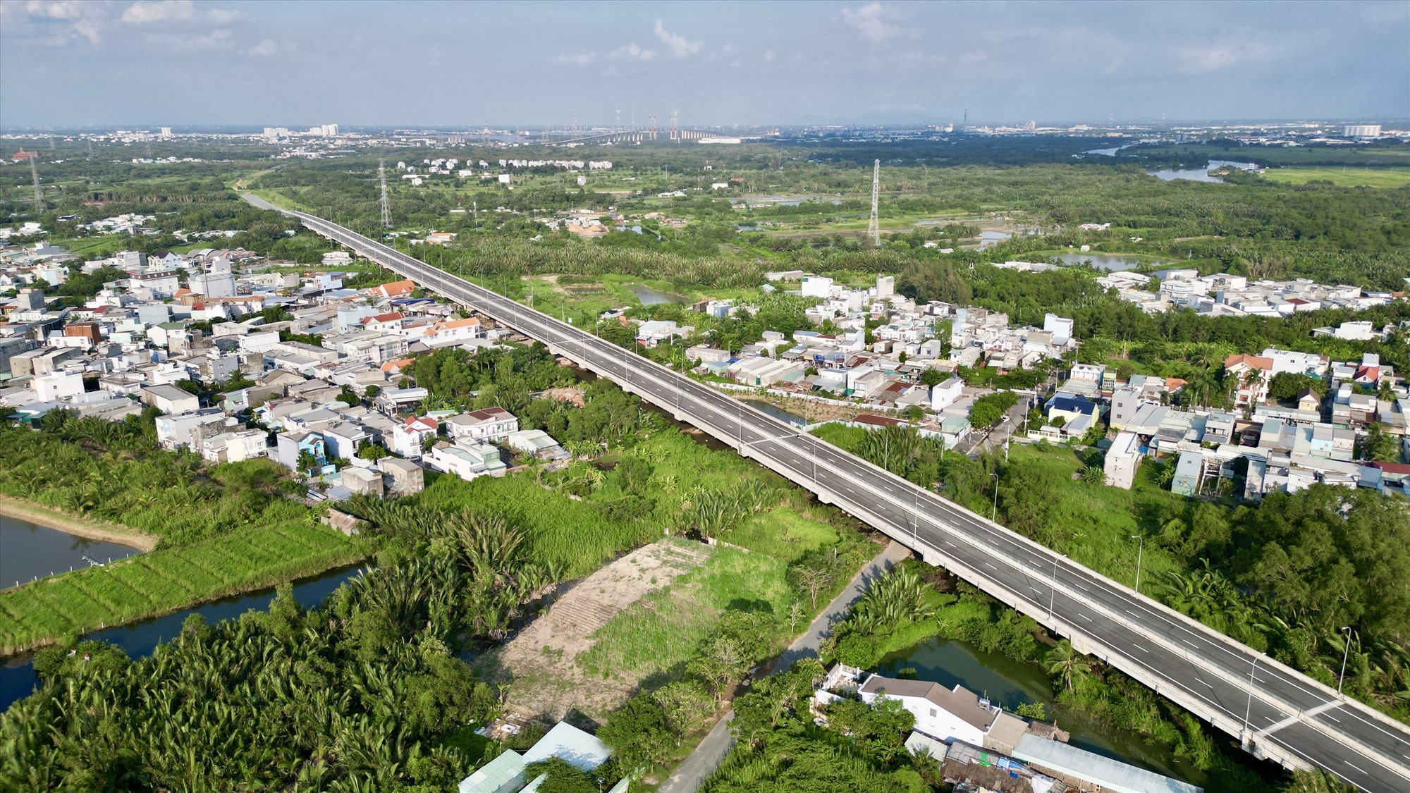 Cao tốc Bến Lức - Long Thành đoạn qua địa phận TPHCM dài gần hơn 24 km, trải dài trên 3 huyện gồm Bình Chánh, Nhà Bè và Cần Giờ. Trong đó, đoạn qua huyện Nhà Bè dài gần 5 km. Sau 9 năm xây dựng, nhiều km cao tốc qua địa phương này đã cơ bản hoàn thiện.