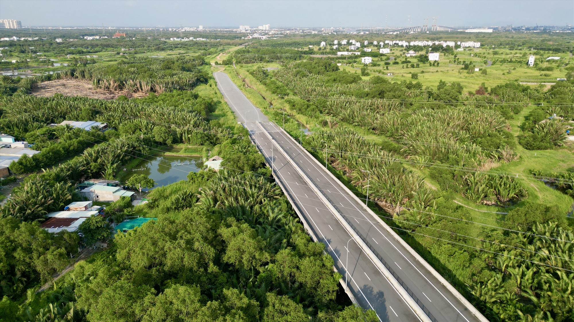 Tại khu vực qua xã Nhơn Đức, cao tốc Bến Lức - Long Thành còn hơn 1 km chưa được khép kín.