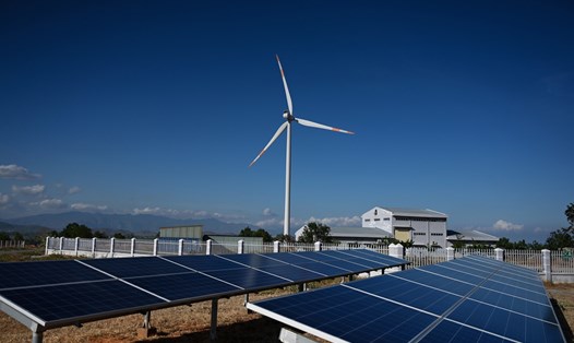 Lắp đặt các tấm pin mặt trời và tuabin gió tại trang trại gió ở tỉnh Bình Thuận. Ảnh: AFP