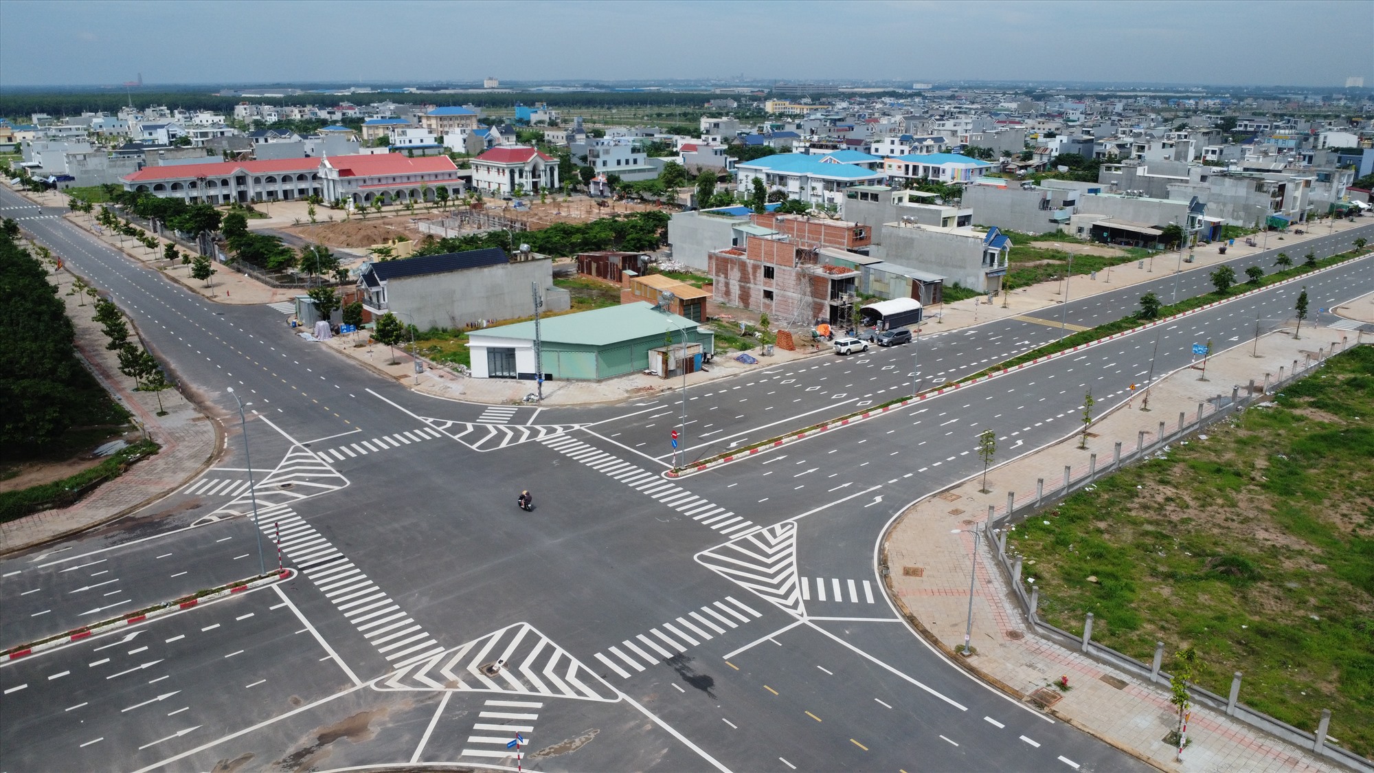 Đặc biệt, với lợi thế có sân bay Long Thành tọa lạc trên địa bàn, đô thị Long Thành cũng được định hướng trở thành thành phố sân bay, cửa ngõ quốc tế phát triển bền vững, tạo tiền đề phát triển công nghệ xanh - sinh thái thân thiện với môi trường, thích ứng biến đổi khí hậu.