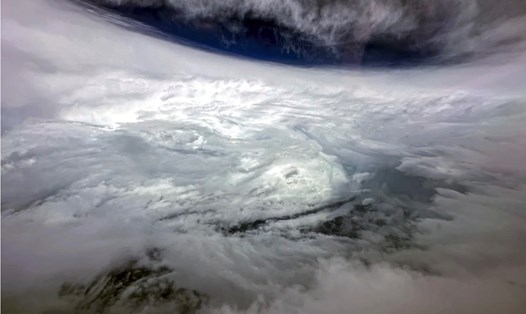 Thành mắt bão kép đang hình thành trong bão Saola. Ảnh: Cơ quan Khí tượng Hong Kong