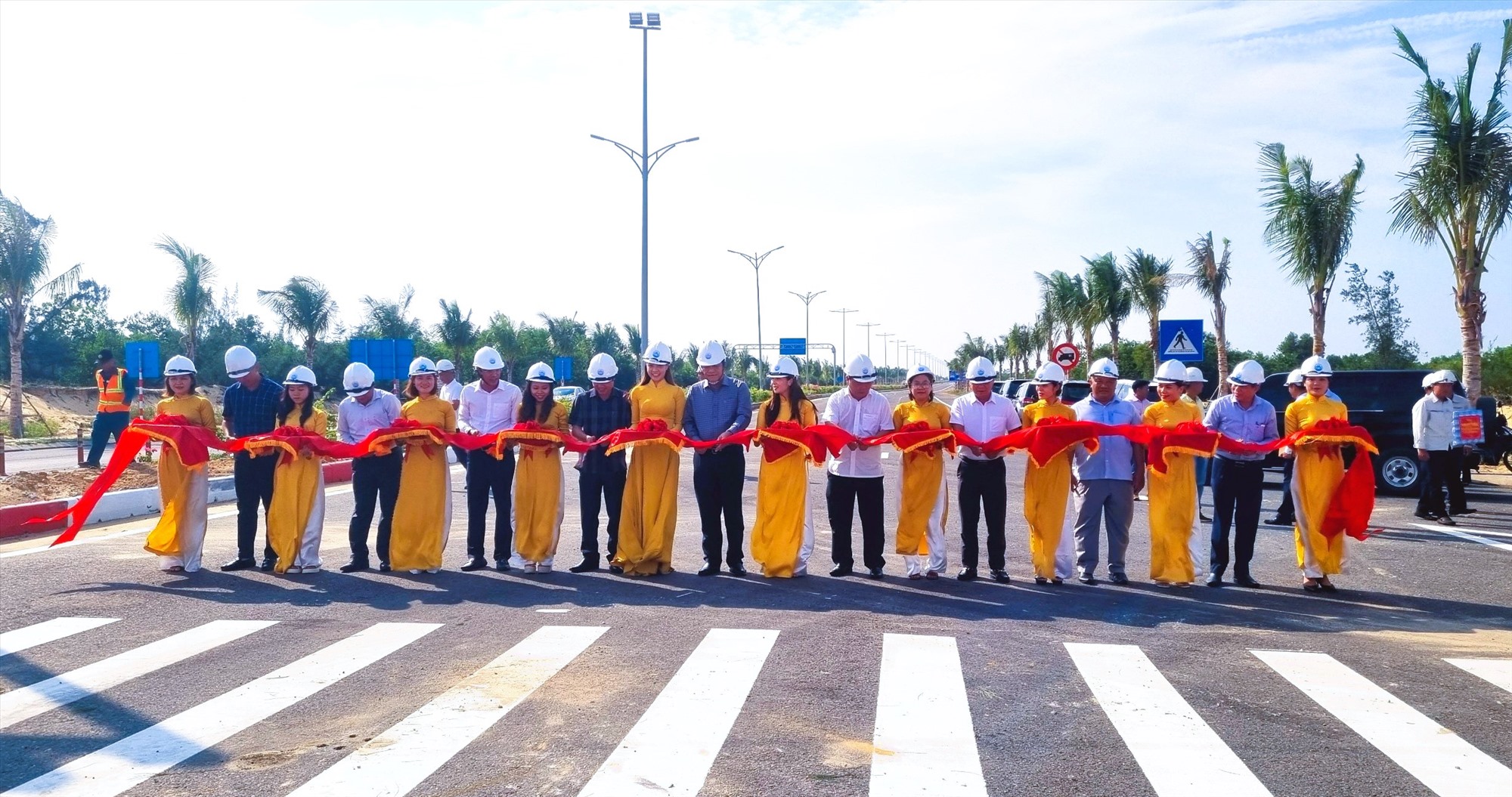 Từ 15h00 ngày 1.9.2023, đường Võ Chí Công thông xe làn đường mới qua huyện Thăng Bình, nối dài toàn tuyến thông suốt con đường nghìn tỉ có tổng chiều dài 69km, từ cầu Cửa Đại, Hội An đến sân bay Chu Lai, Núi Thành. Ảnh Hoàng Bin 