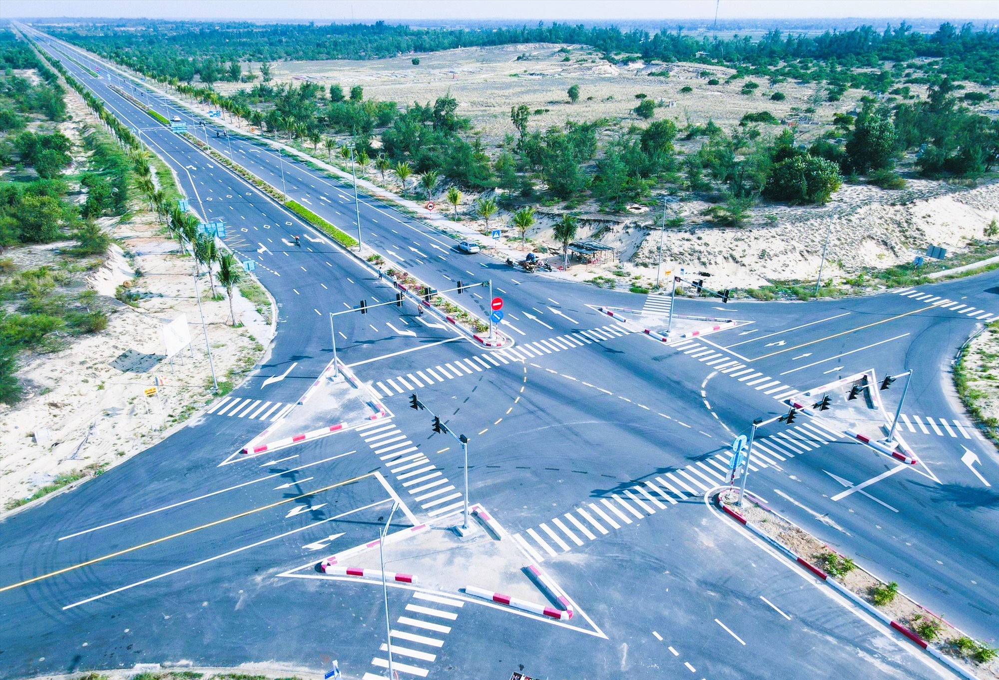 Nổi bật là phần mở rộng đường Võ Chí Công, từ cầu Cửa Đại đến nút giao với QL 40B (xã Tam Phú, Tam Kỳ), tổng chiều dài 36,5km, quy mô 4 làn xe cơ giới, có dải phân cách giữa. Dự án do Ngân hàng Phát triển châu Á tài trợ, hoàn thành sau 21 tháng thi công. Ảnh Hoàng Bin 