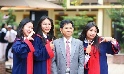 Nhà giáo Nguyễn Quang Thi (Trường THPT Bảo Lộc, Lâm Đồng) và học trò. Ảnh: Nhân vật cung cấp