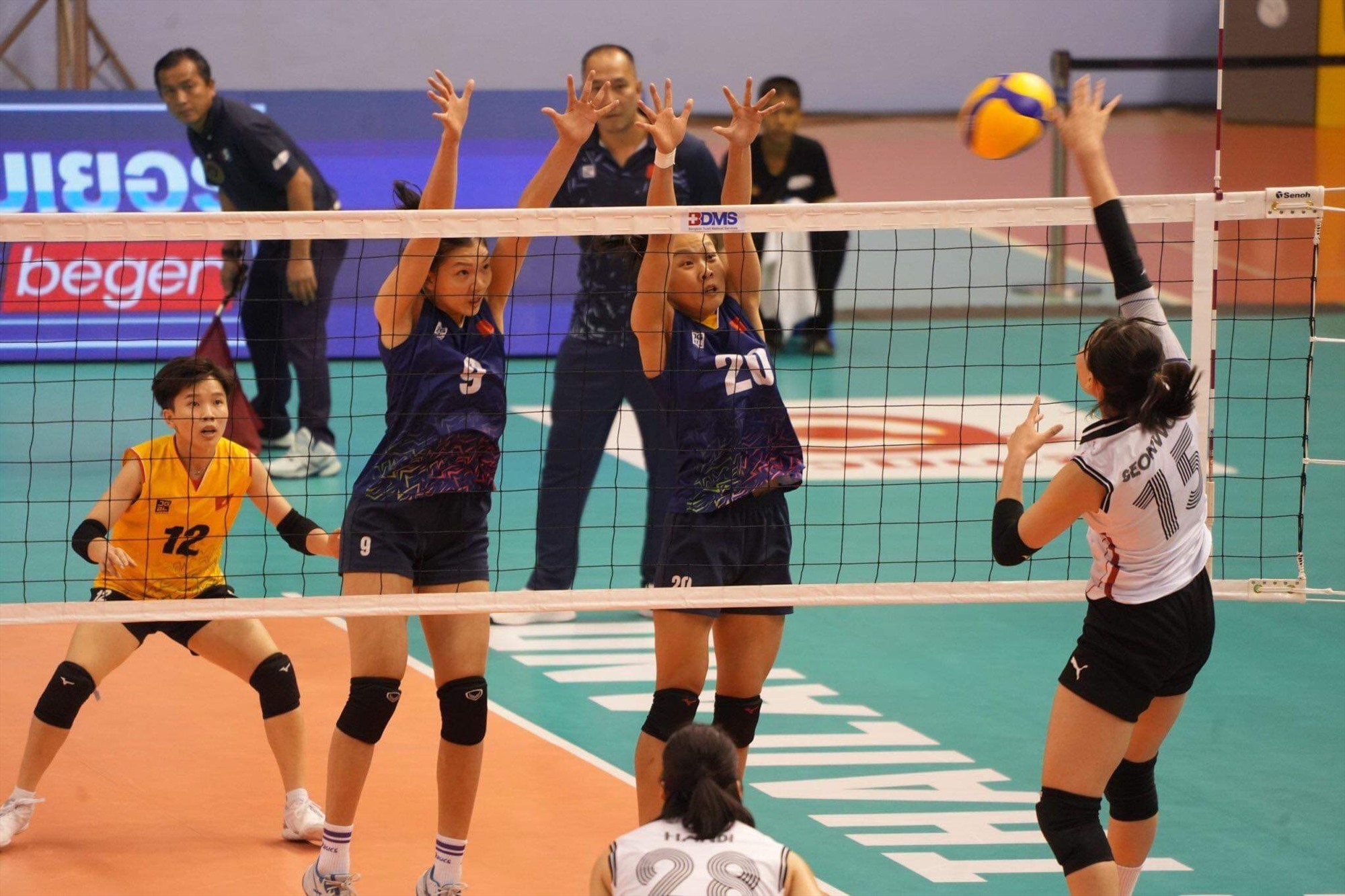 Tuyển bóng chuyền Việt Nam vào vòng 2 giải vô địch châu Á 2023. Ảnh: VFV
