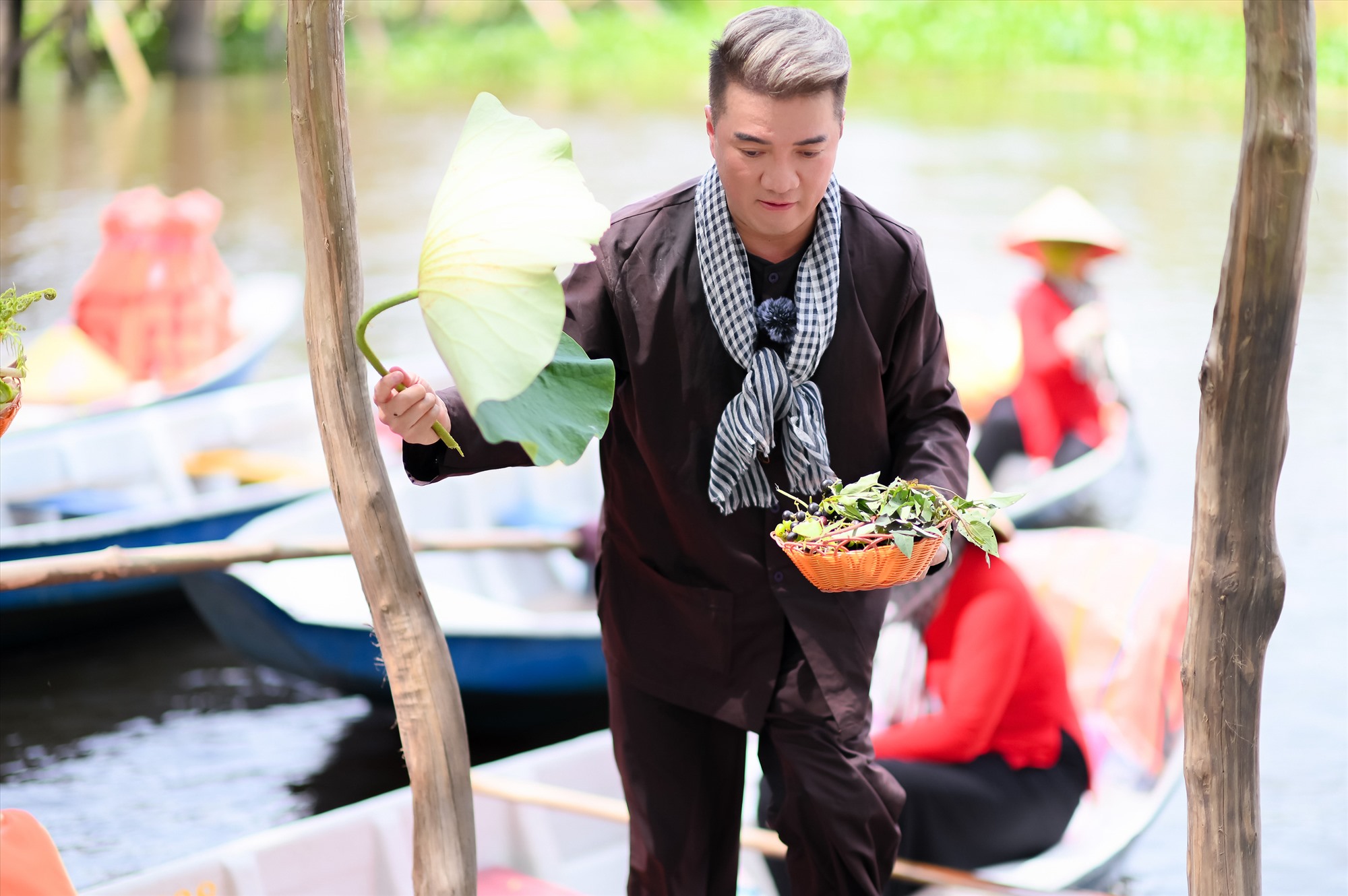 Đàm Vĩnh Hưng bán bún trong chương trình "Đại chiến ẩm thực". Ảnh: Nhà sản xuất