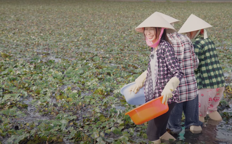 Thùy Tiên, Đức Phúc, MisThy hào hứng thu hoạch củ ấu miền Tây. Ảnh: Nhà sản xuất