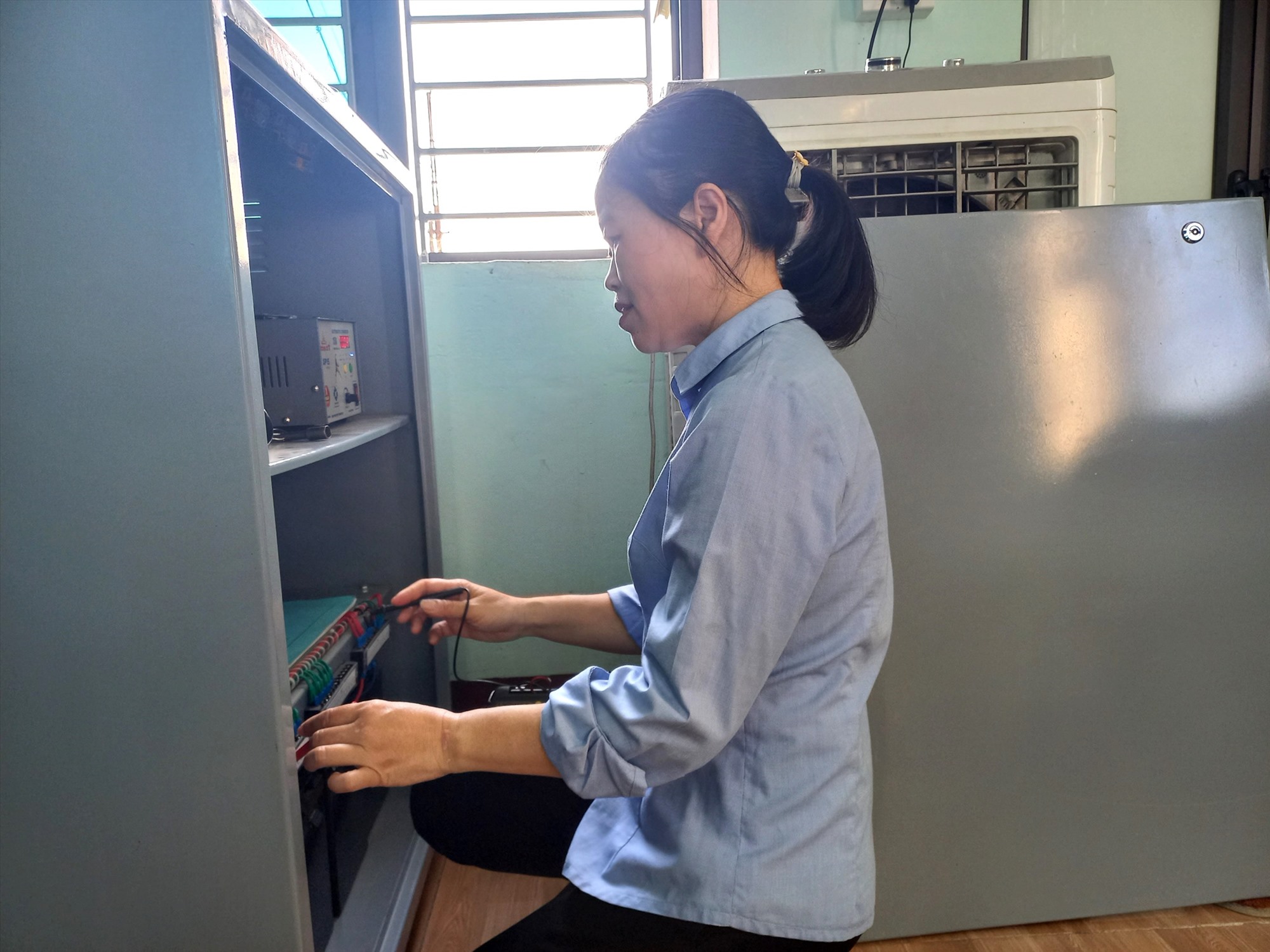 Chị Phạm Thị Hường cần mẫn với công việc nhân viên tín hiệu cung đường sắt trong 20 năm qua. Ảnh: Quang Đại