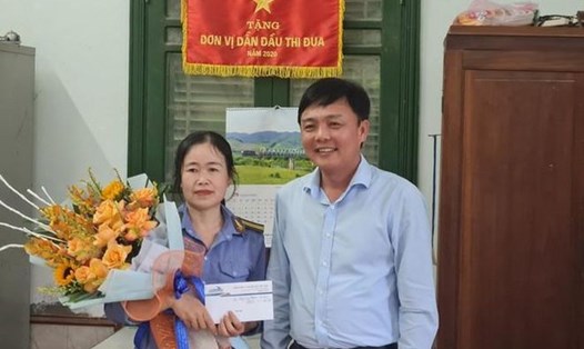 Lãnh đạo Tổng Công ty Đường sắt Việt Nam khen thưởng nữ nhân viên cung tín hiệu Phạm Thị Hường về hành động dũng cảm cứu người. Ảnh: Hải Đăng