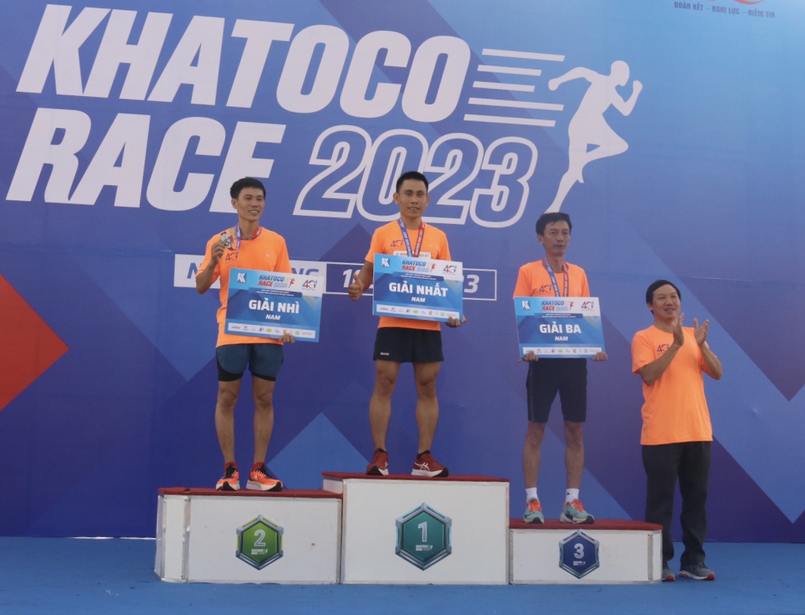 Lãnh đạo Tổng Công ty Khánh Việt trao giải cho các vận động viên về đích đầu tiên. Ảnh: Phương Linh