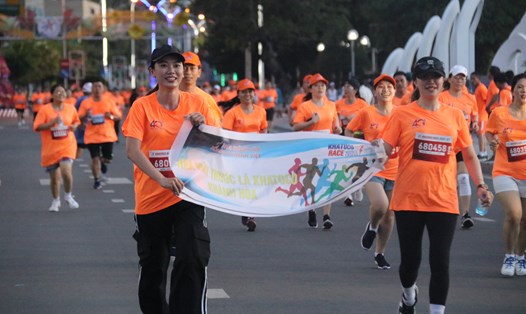 Hàng nghìn đoàn viên, người lao động cùng chạy trên con đường biển đẹp nhất Nha Trang. Ảnh: Phương Linh