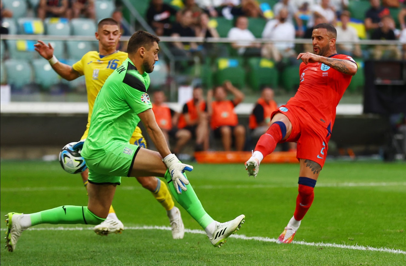 Kyle Walker sửa sai cho Maguire, giúp tuyển Anh hòa 1-1 trên sân Ukraine. Ảnh: Independent