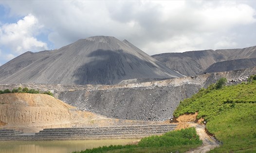Một bãi đất đá thải mỏ nằm gần đường cao tốc Hạ Long - Vân Đồn. Ảnh: Nguyễn Hùng