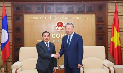 Bộ trưởng Bộ Công an  Tô Lâm và Đại sứ Lào tại Việt Nam Sengphet Houngboungnuang. Ảnh: Bộ Công an