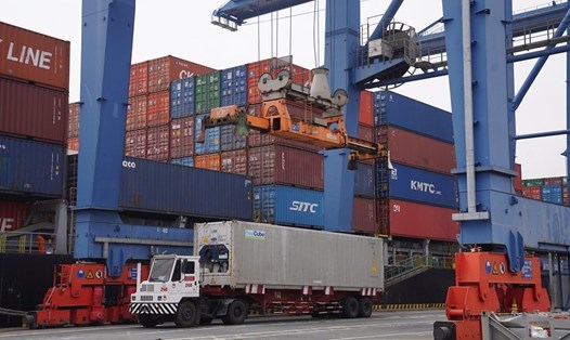 Cơ quan Phát triển Quốc tế Mỹ (USAID) hỗ trợ các hoạt động giảm ùn tắc tại Cát Lái, cảng container nhộn nhịp nhất Việt Nam. Ảnh: USAID